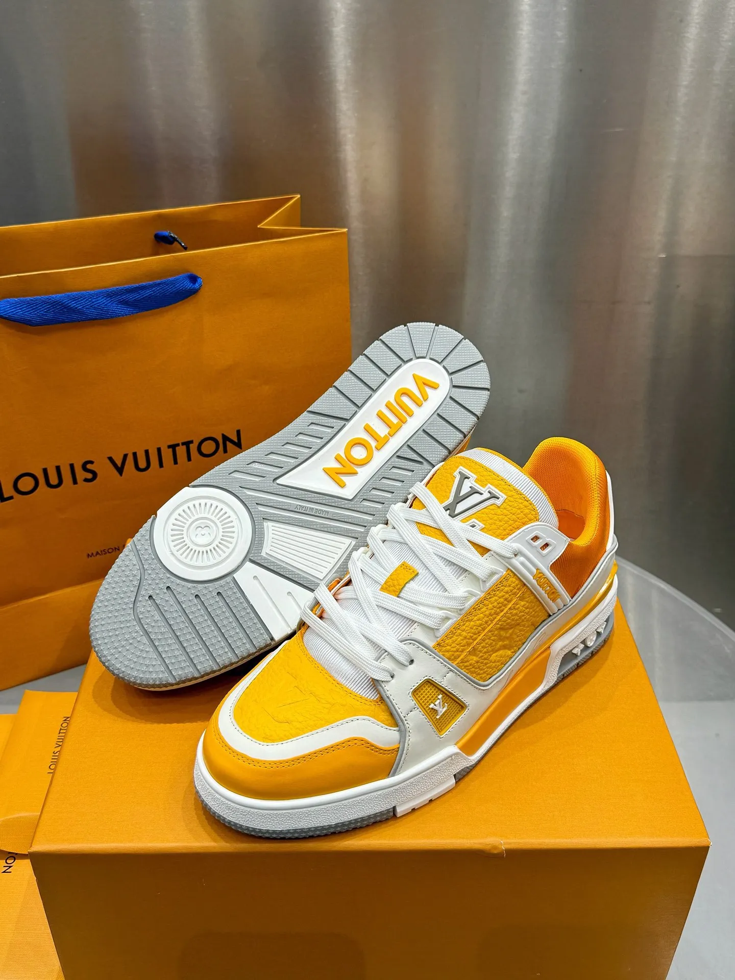 👟👟Ex-factory price 740👟👟 LOUIS VUITTON - the best-looking sneakers by Virgin Abloh, Lv Brand strongly recommends new products, official website limited edition retro basketball sneakers! Both high-top and low-top models spent money to purchase the original 1:1 accurate replica, the details are invincible, full of sincerity, imported custom-made original cowhide, the original package method is the same, the details are 100% restored, the private model customizes the original one-piece TPU outsole, which is different from other brands, without the original version, this effect cannot be achieved! LV’s best-looking couple shoes in the past, don’t miss it! Size: 35-45